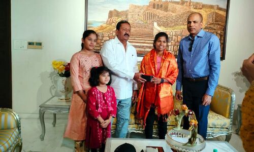 Mountaineer Malavath Purna pays a considerate act travel to to Shabbir Ali