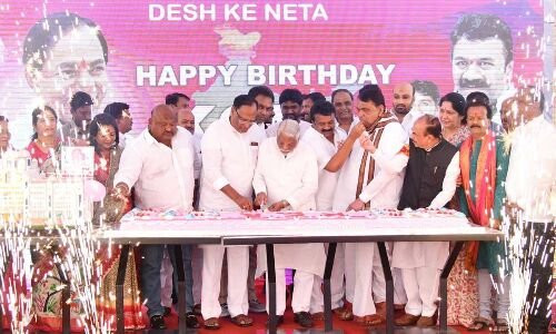  President, PM lead galaxy of netas to welcome KCR on his birthday