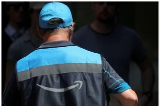 Amazon Delivery Driver Enters Police Standoff to Deliver Package and Captures Photo as Proof of Delivery