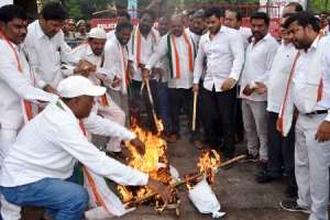 Congress protests TSPSC paper leak and burns effigy of CM in demonstration
