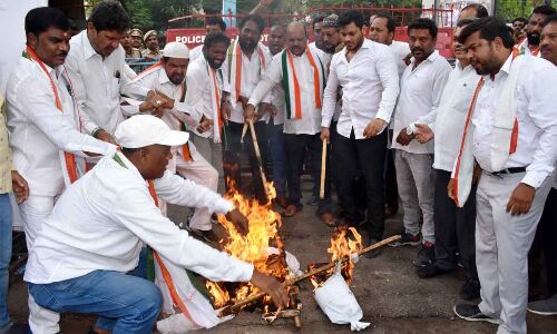 Congress protests TSPSC paper leak and burns effigy of CM in demonstration