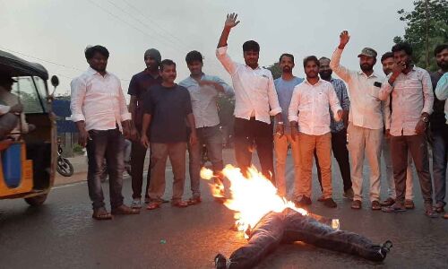 OU students burn CM’s effigy and demand complete overhaul of TSPSC