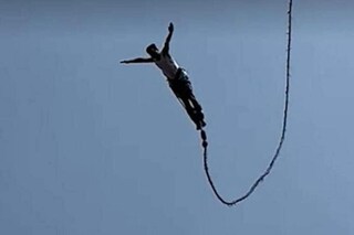 Tourist in Thailand Survives Bungee Jump Mishap When Cord Snaps During 10-story Fall, Captured on Camera