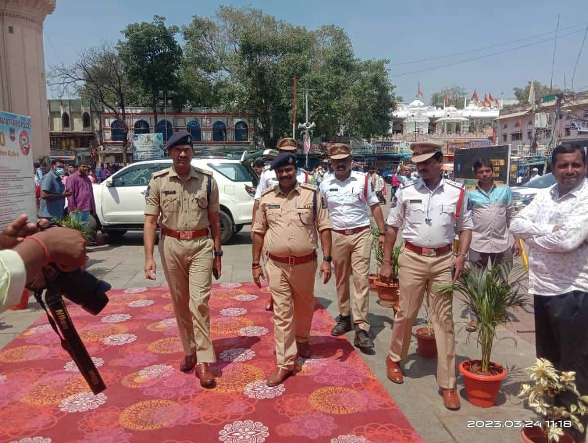 Traffic Police in Hyderabad Set up Parking Arrangements at Charminar for Visitors