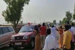 Andhra CM Jagan’s convoy faced resistance from farmers protesting land compensation – Watch video