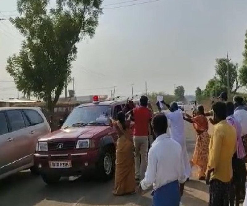 Andhra CM Jagan’s convoy faced resistance from farmers protesting land compensation – Watch video