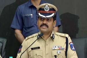 Best performing staff rewarded by Cyberabad CP Stephen Ravindra