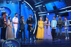 Chandrabose presents the pen used to write Naatu Naatu to the winner of Telugu Indian Idol for Best Singer