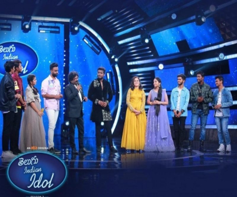Chandrabose presents the pen used to write Naatu Naatu to the winner of Telugu Indian Idol for Best Singer