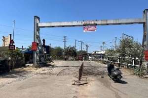 Daily Commuters Affected by Level Crossing No. 254 in Hyderabad