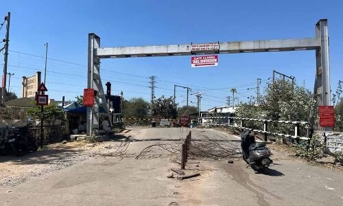 Daily Commuters Affected by Level Crossing No. 254 in Hyderabad