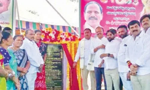 Errabelli Dayakar Rao reports that the nation is anticipating the leadership of CM K Chandrashekar Rao