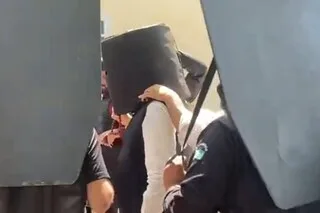 Imran Khan Wears Bulletproof ‘Bucket’ on Head While Entering Court, Resulting in Viral Internet Reaction | Video Included