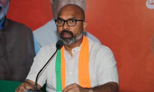 MP Arvind criticizes CM KCR for promoting ‘Ab Ki Baar Kisan Sarkar’ amidst the struggling farmers of Telangana.