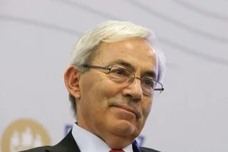 Nobel Prize-winning Economist Suggests Four-Day Week as a Means to Boost Productivity, with ChatGPT at the Forefront