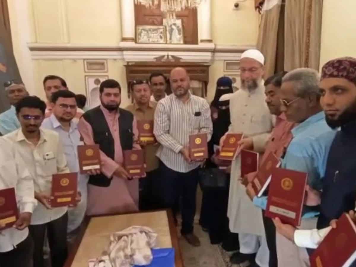 Owaisi Launches 2023 Diary of the Urdu Journalist Federation in Telangana