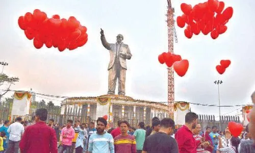 Petty vendors take over Hyderabad’s city tourist attractions