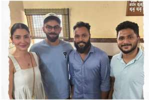 Pic Shows Anushka Sharma and Virat Kohli Posing with Bengaluru Restaurant Staff After Enjoying South Indian Delicacies