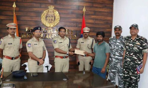 Police in Kothagudem receive surrender of Maoist militant
