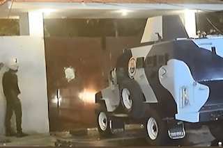 Police Utilize Armored Vehicle to Enter the Lahore Residence of Former Punjab Province CM Parvez Elahi