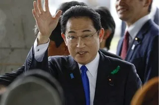 Prime Minister Kishida Forced to Evacuate Following Explosion During Speech in Wakayama, with Suspect Arrested