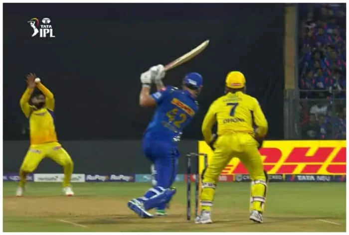 Ravindra Jadeja’s Stunning Catch on Own Bowling Dismisses Cameron Green in MI Vs CSK IPL 2023 Match – Watch Video