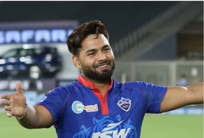 Rishabh Pant Shows Support for Delhi Capitals during Match against Lucknow Super Giants