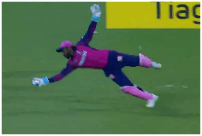 Sanju Samson’s One-Handed Stunner Sends Prithvi Shaw Back in RR Vs DC IPL 2023 Match – Watch the Highlights