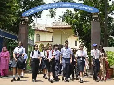 Schoolchildren amazed by the impressive functioning of the Assembly