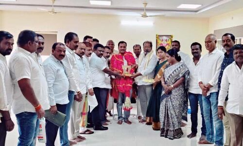 State Co-operative Society Chairman honored by Shadnagar Municipal chairman in Rangareddy