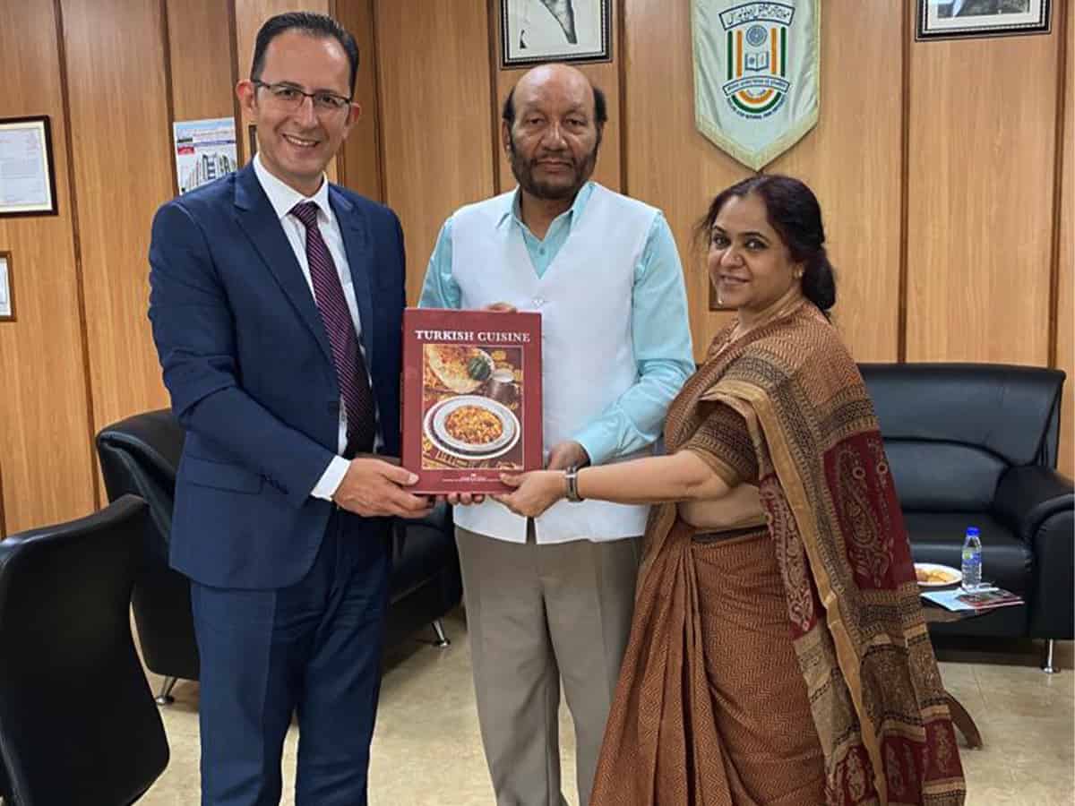 Turkish Consul General Orhan Okan visits MANUU and holds meeting with VC