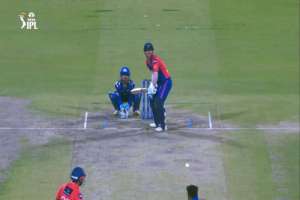 Viral Video Shows David Warner Switching to Right-Handed Batting Stance for Free-Hit in DC-MI IPL 2023 Match