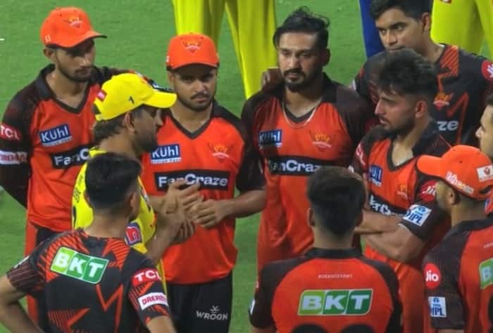 Watch Video: MS Dhoni Imparts Masterclass to Umran Malik and Co. After CSK vs SRH Tie in IPL 2023