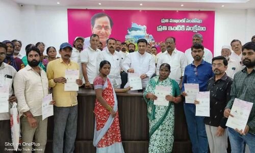 17 beneficiaries in Nizamabad receive CMRF cheques from MLA Begala Ganesh Gupta