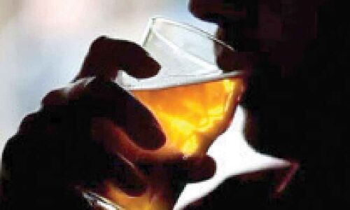 After drinking counterfeit liquor, 4 people pass away and 12 are hospitalized in Chennai.