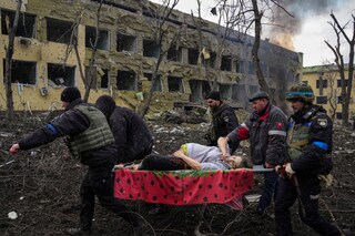 Award-Winning Images from Ukraine Conflict: A Haunting Depiction | Photo Gallery