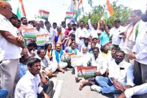 Bhongir Collectorate besieged by Congress workers