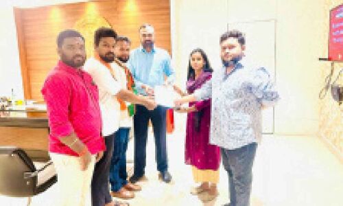 BJYM urges government to prevent schools from looting in Karimnagar