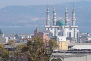 Centuries-Old Mosque Faces Demolition: Confrontations Erupt between Police and Worshippers in China