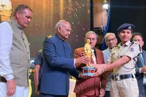 Citizen’s Gallant Warrior Award presented to RPF constable Sarla for ‘WardiNahi Ye Kaal Hai’