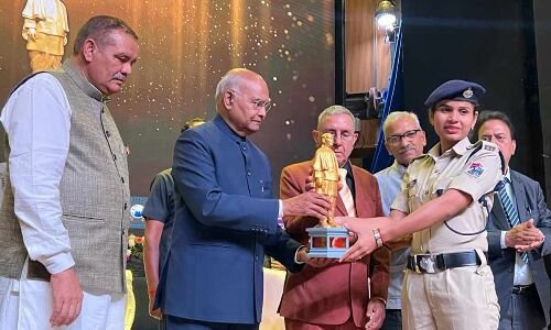 Citizen's Gallant Warrior Award presented to RPF constable Sarla for ‘WardiNahi Ye Kaal Hai’