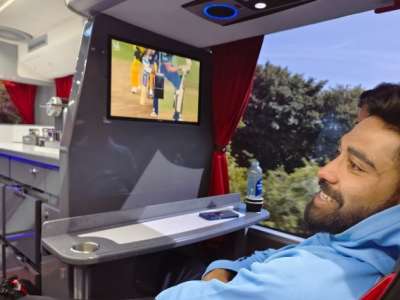 Cricketers on their way to the WTC enjoy the IPL 2023 final between CSK and GT in London, viral photos show.