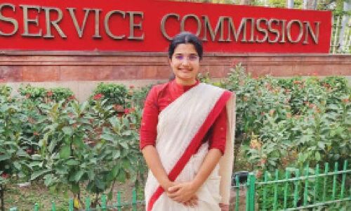 Daughter of Narayanpet’s Superintendent of Police N Venkateshwarlu, Uma Harathi, achieves 3rd position in exams, in Hyderabad.