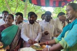 District Library in Suryapet provides free lunch for job seekers with Jagadish Reddy’s initiative.