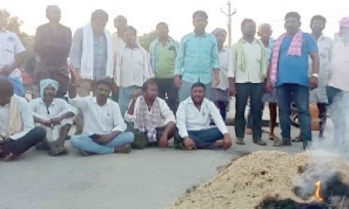 Farmers in Nalgonda burn grain on road in protest