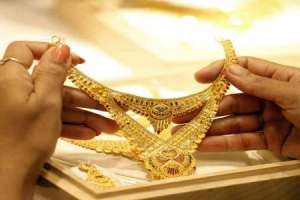 Gold prices persist in dropping in New Delhi