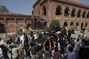 Live Updates: Imran Khan’s Residence Cordoned off by Punjab Police After Ultimatum; Government Promises No Action Until Deadline Expires Today.