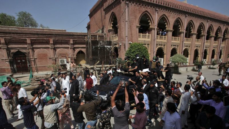 Live Updates: Imran Khan's Residence Cordoned off by Punjab Police After Ultimatum; Government Promises No Action Until Deadline Expires Today.