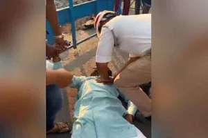 Man collapses on Hyderabad road, policeman applauded for performing CPR