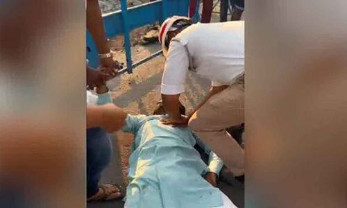 Man collapses on Hyderabad road, policeman applauded for performing CPR